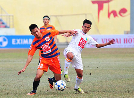 Tiền đạo Phan Anh Tuấn (áo cam) là cầu thủ thứ 3 của đội V.Ninh Bình bị công an đọc lệnh bắt giam vì liên quan trực tiếp vụ dàn xếp tỉ số AFC Cup 2014.
